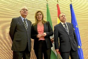Susana Díaz, flanqueada ayer en Málaga por Rafael Escuredo y Juan Cano Bueso.tyle>.apqj{po