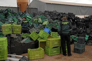 Agentes en la zona donde encontraron las cajas.