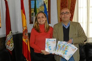 El alcalde y la concejala de Economía y Empresa con el Plan Estratégico.tyle>.apqj{positio