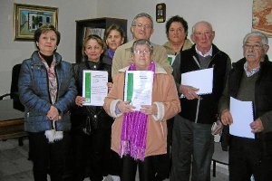 Beneficiarios de Santa Cruz, junto con la delegada, Encarnación Caparrós.tyle>.apqj{positi