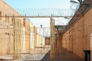 Vista de la zona de acceso de vehículos al interior del centro.