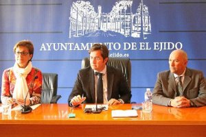 Adriana Valverde y Francisco Góngora firmaron ayer el acuerdo de colaboración.tyle>.apqj{p