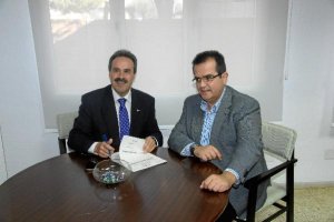 Firma del acuerdo de colaboración entre el delegado de Salud y el alcalde de Níjar.tyle>.a
