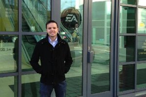 El albojense Ángel Muñoz en las puertas de las oficinas donde realiza su labor.tyle>.apqj{