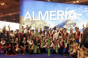 Parte de la comitiva publicitaria en Madrid con su alcalde y concejalastyle>.apqj{position