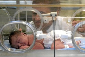Un niño nacido con menos de 37 semanas de gestación, en la incubadora de la UCI pediátrica. </title>