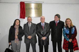 El consejero y la delegada acudieron a inaugurar la placa de homenajetyle>.apqj{position:a