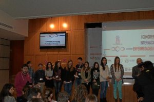 Los ponentes posaron con los recuerdos que la organización les otorgó.tyle>.apqj{position: