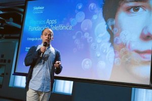 Antonio José Martínez presentando su app ‘iSpeak’, premiada por la Fundación Telefónica.</titl