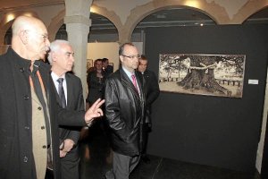 Pablo Juliá guió ayer el recorrido de Luciano Alonso y Rodríguez Comendador por la exposición del CA