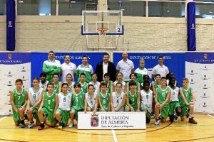 Jugadores/as de las Selecciones de Almería de Minibasket, con el delegado José Cara.tyle>.