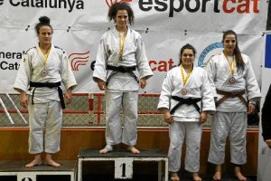 Candela Fernández  en el podio con su medalla. 
