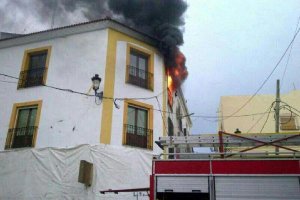 Fotografía tomada por un vecino tras la llegada de los bomberos al ayuntamiento.tyle>.apqj