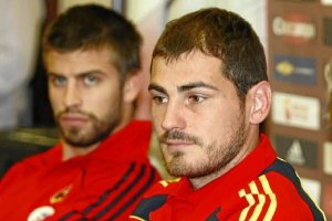 Piqué y Casillas con los colores de España.x,au