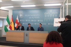 Francisco Balcázar, Carlos Sánchez y Rafael Alonso, en rueda de prensa.tyle>.apqj{position