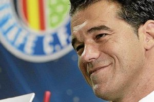 Luis García Plaza tiene en los altares a Francisco.e;clip:rect(