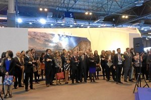 Alcaldes, concejales y público en general en una de las presentaciones almerienses del día de ayer e