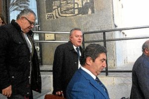 Los dos acusados, en primer término, salen de la Audiencia junto a sus abogadostyle>.apqj{