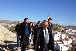 El subdelegado acompañado por parte del equipo de Gobierno zurgenero mientras analizan el estado del