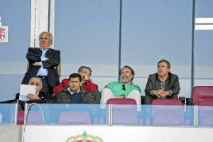 Juan Melero en el palco del Estadio del Mediterráneo junto a Alfonso García.tyle>.apqj{pos