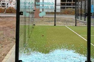 Daños ocasionados en una instalación deportiva.
