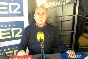 El Maestro Andújar Oliver antes del SER Deportivose;clip:rect(4