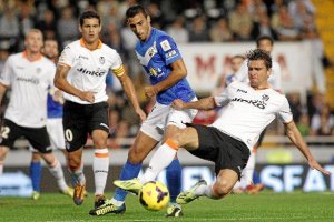 Pellerano peleando con los atacantes del Valencia en Mestalla.e