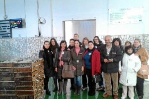 Alumnas del taller de  empleo en su visita a la lonja del municipio. tyle>.apqj{position:a