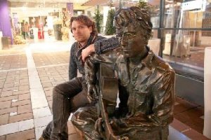 Chris Slater junto a la estatua de John Lennon en la plaza Flores.tyle>.apqj{position:abso