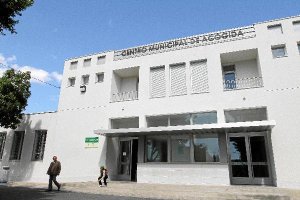 Fachada del Centro Municipal de Acogidax,auto,a