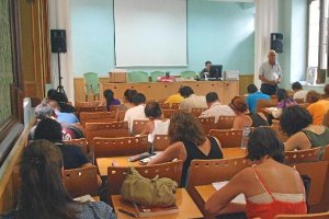 Estudiantes examinándose en la sede de la UNED.