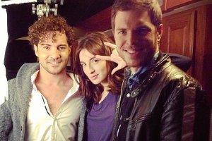 Bisbal con María Valverde y Cristian Valencia, durante el rodaje del videoclip.tyle>.apqj{