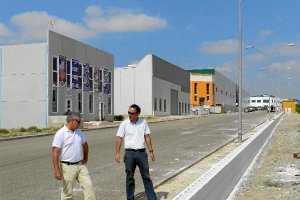 Dos concejales visitaron el lugar antes de su vallado completoe