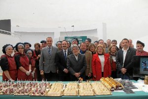Alumnos del taller de empleo de Albanchez en una foto de familia acompañados por los responsables po