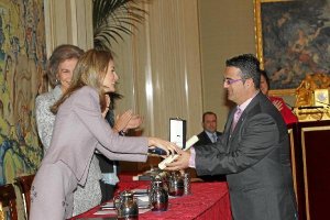 Doña letizia ortiz entrega la Cruz de Oro al presidente de FEDER, Juan Carrión.tyle>.apqj{