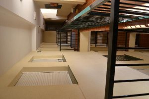 Espacio por el que trataba de llegar a la ventana antes de caer.tyle>.apqj{position:absolu