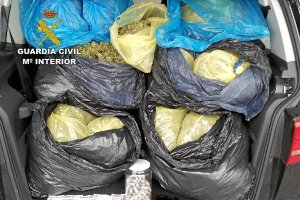 Droga  y dinero encontrado en el vehículo. x,au