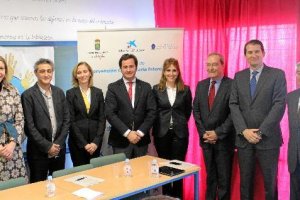 Asistentes a la firma de la renovación del convenio de colaboración.tyle>.apqj{position:ab