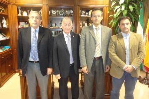 El alcalde y el concejal de Turismo con los gerentes de Roc Hotels.tyle>.apqj{position:abs