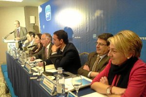 El alcalde dirigiéndose a sus compañeros de partidoe;clip:rect(