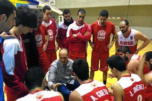 El técnico local César da instrucciones a sus jugadores. e;clip