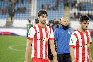 Los futbolistas del Almería quedaron retratados ante su afición.tyle>.apqj{position:absolu