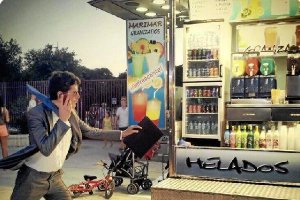 David Dadis, encarnando a su célebre personaje de ejecutivo en la Feria de Almería.tyle>.a