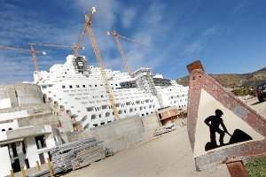 Las obras de construcción del edificio hotelero, ubicado en el paraje El Algarrobico de Carboneras, 