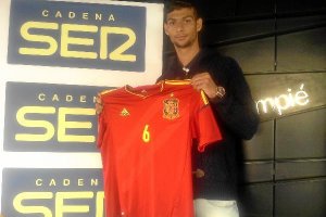 Con la camiseta de La Roja Sub-17o,46