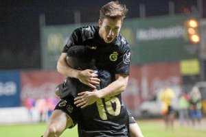 Saúl y Koné celebrando un gol del Racingx,auto,