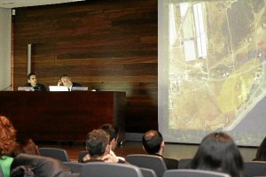 El público observa la conferencia sobre Abdera. e;clip:rect(469