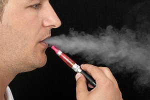 Los cigarrillos electrónicos están adquiriendo protagonismo en estos últimos meses entre los más adi