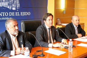 Peinado, Góngora y Galera, piden más agilidad al Gobierno y la Junta.tyle>.apqj{position:a