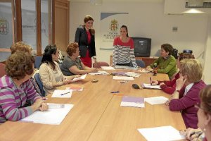 la concejal Carolina Lafita en uno de los cursos celebrados en el centro de la mujer.tyle>